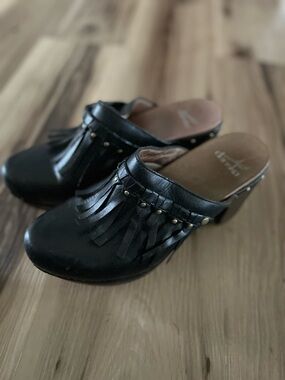 Dansko DENI Blk Fringe Leather/Faux Wood  Heeled Clogs Sz 39